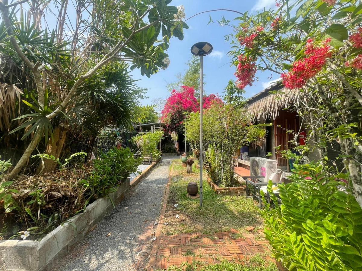 Artist'S Place Trat Bagian luar foto
